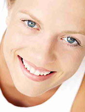 Junge Frau mit strahlendem L�cheln